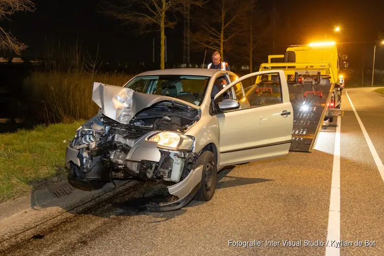 Auto vliegt uit de bocht in Nieuw-Vennep