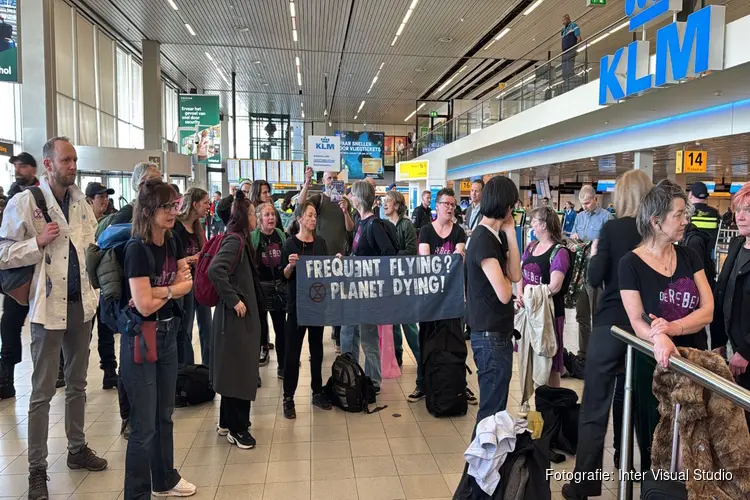 Tientallen demonstranten Extinction Rebellion aangehouden op Schiphol