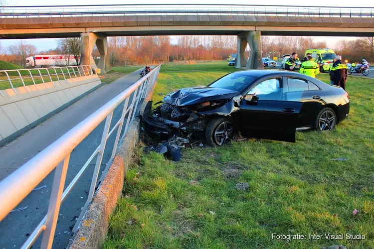 Auto raakt van de weg in Cruquius, één persoon naar het ziekenhuis