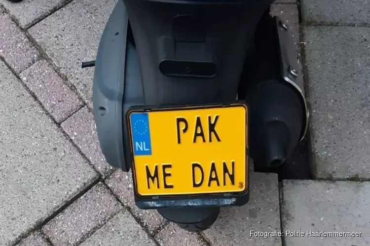 Scooterrijder met &#39;pak me dan&#39;-kenteken op zijn wenken bediend