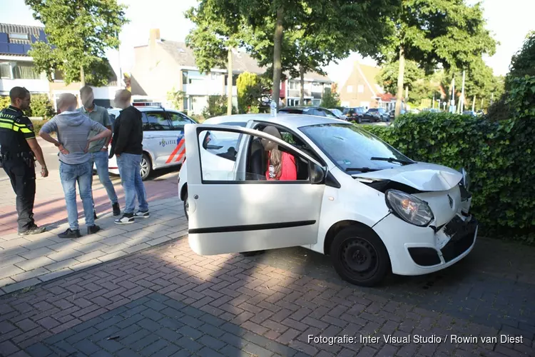 Blikschade bij kop-staartbotsing in Zwanenburg