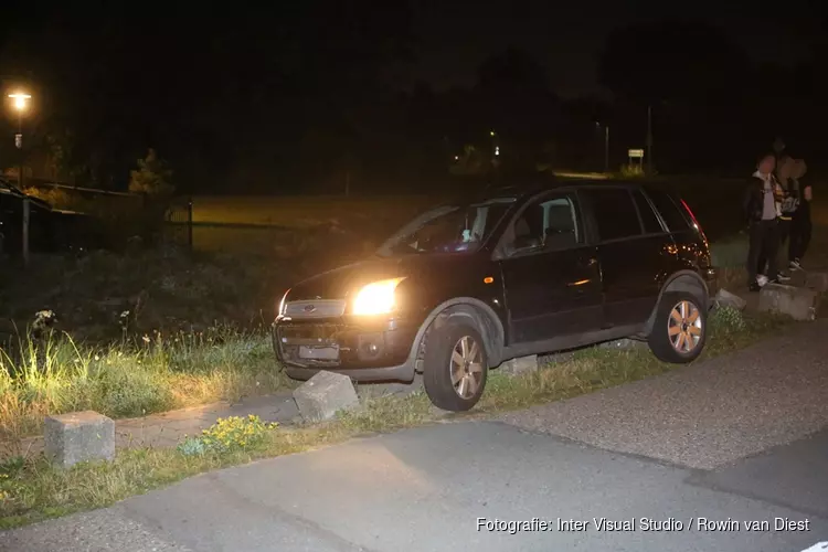 Automobiliste rijdt zich klem op betonblokken in Hoofddorp