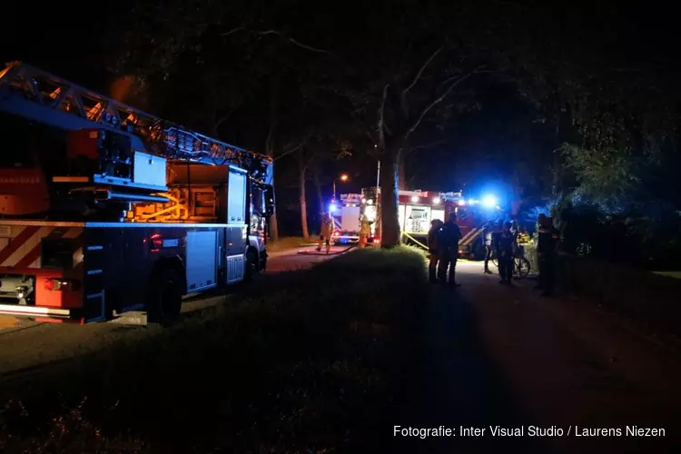 Brand in woning Aalsmeer: ambulancedienst helpt vier mensen