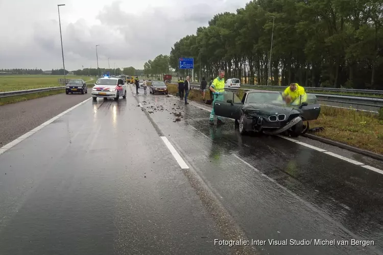 Vrouw crasht door aquaplaning op A44 bij Abbenes