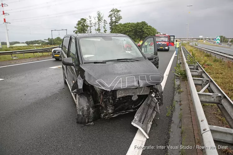 Automobilist belandt met bedrijfswagen in de vangrail langs A200 bij Halfweg