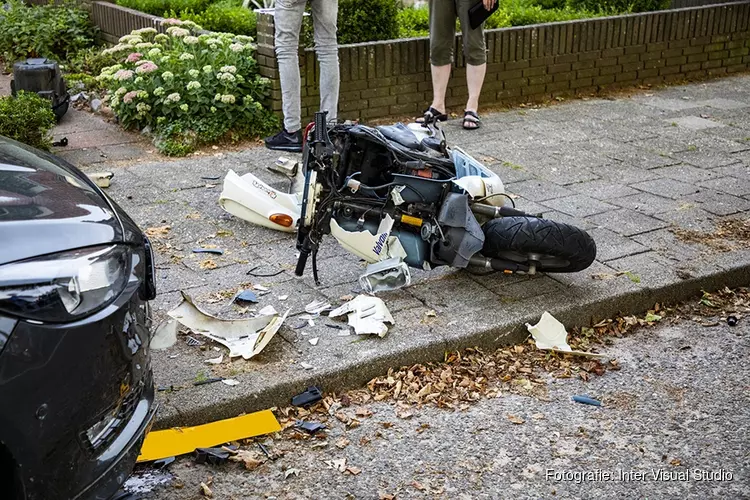 Jongen rijdt met scooter op geparkeerde auto in Zwanenburg