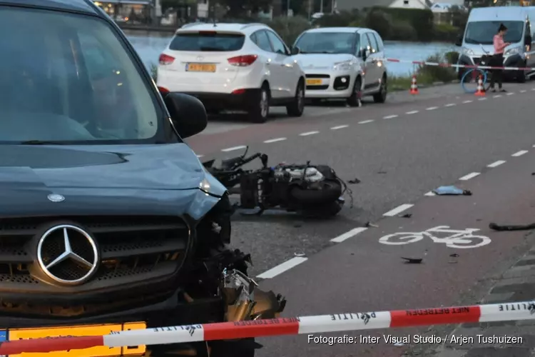 Frontale aanrijding tussen scooter en auto