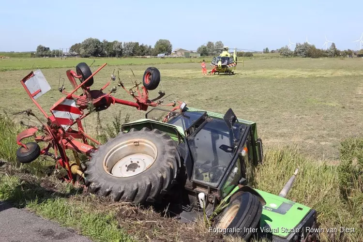 Tractor belandt in sloot bij Halfweg