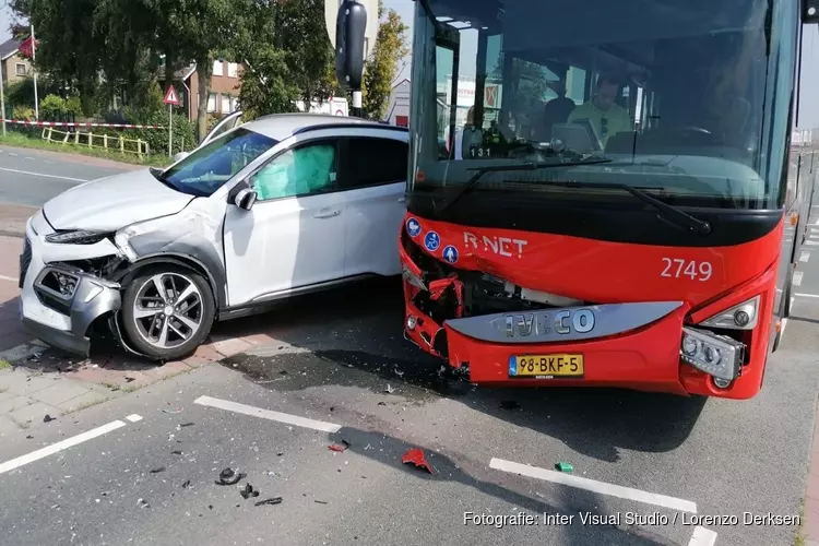 Auto en lijnbus zwaar beschadigd na botsing in De Kwakel