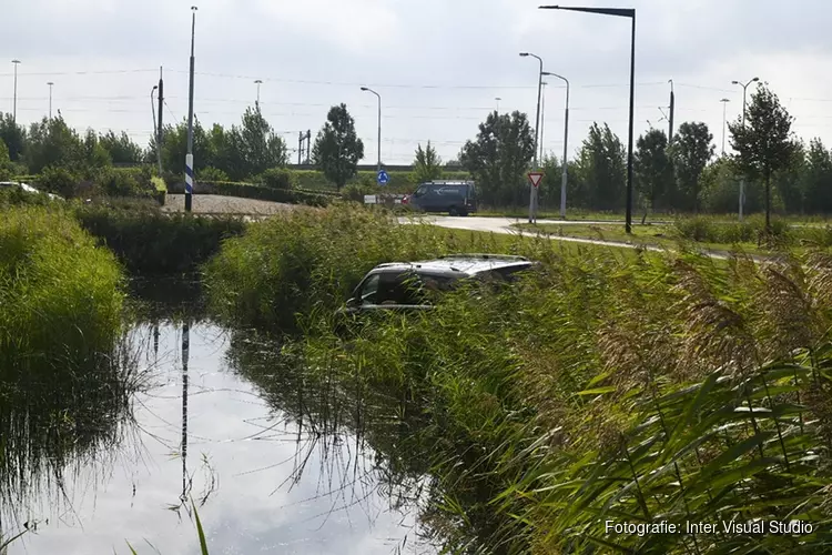 Taxi van de weg na ongeval op de Spoorlaan in Hoofddorp