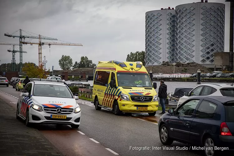 Brommerrijder onderuit door nat wegdek in Zwanenburg