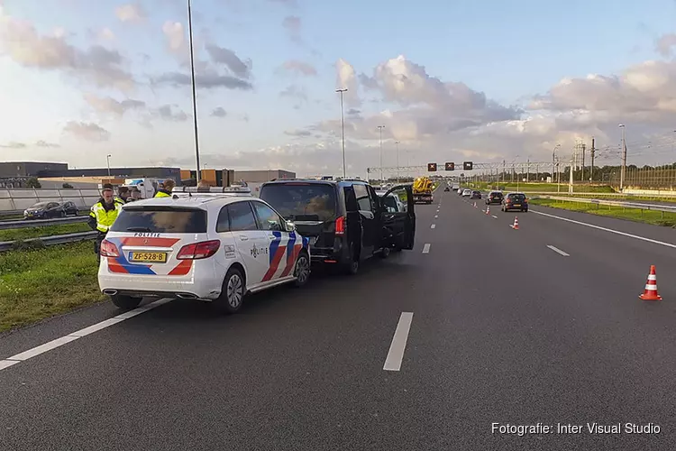 Taxibus klemgereden op de A4