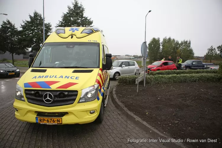 Blikschade bij kop-staartbotsing op rotonde in Nieuw-Vennep