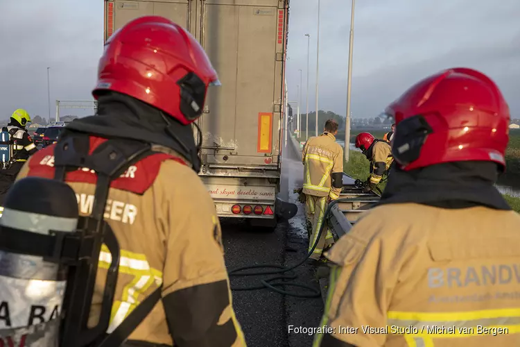 Oplegger van vrachtwagen vat vlam op de A9 bij Zwanenburg