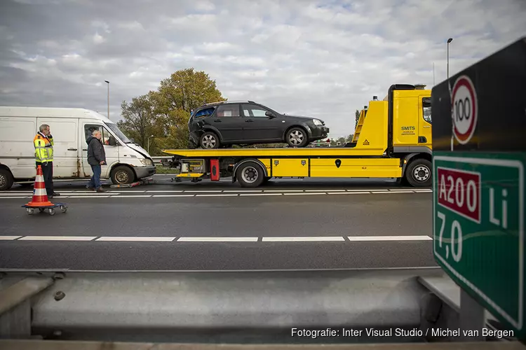 Busje botst op personenwagen op de A200 bij Halfweg