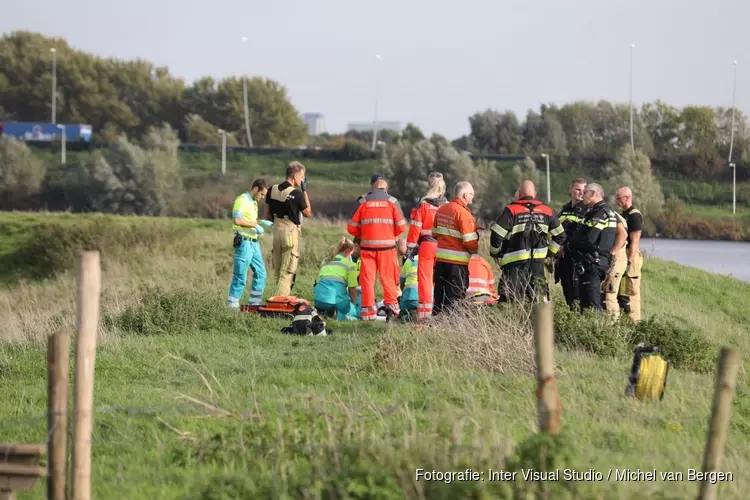 Hulpdiensten halen persoon uit water