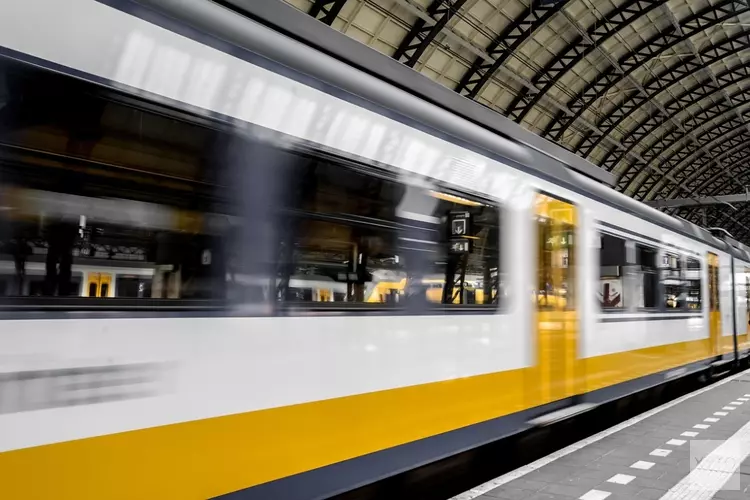 Reizigers missen vliegtuig op wel heel bijzondere manier: trein stopt deels in Schipholtunnel