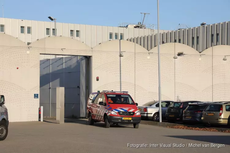 Brand in cel van Justitieel Complex Schiphol: een persoon naar ziekenhuis