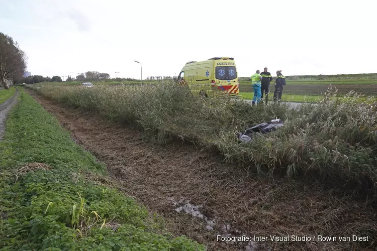 Scooterrijdster rijdt de berm in en raakt gewond