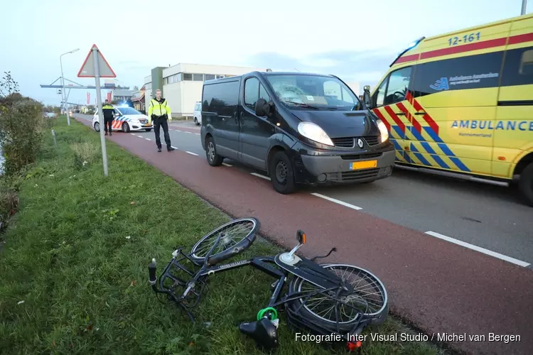 Fietser gewond bij aanrijding met busje