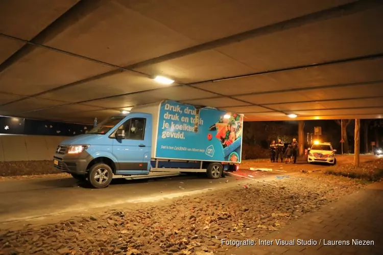 Boodschappenbezorger klem onder viaduct