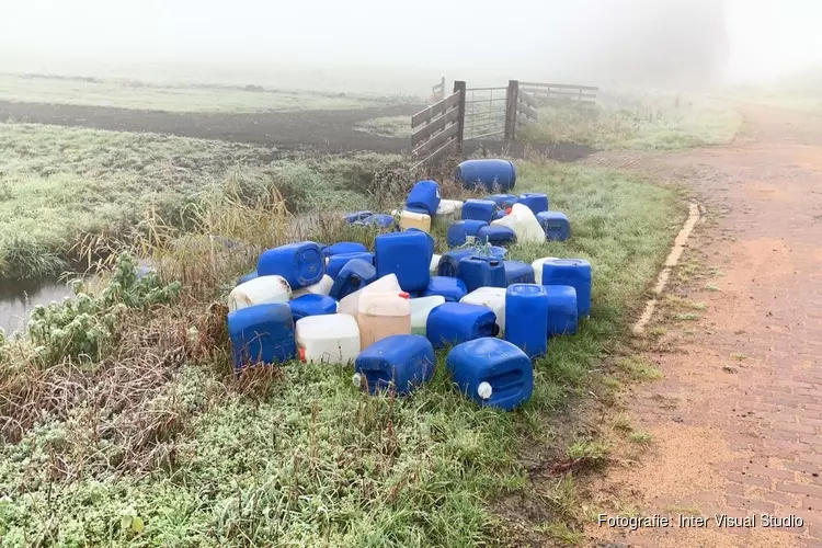 Tientallen vaten met vermoedelijk drugsafval gedumpt langs A9