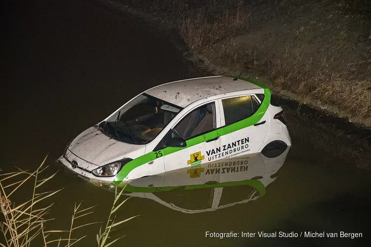 Auto te water langs de Incheonweg in Rozenburg