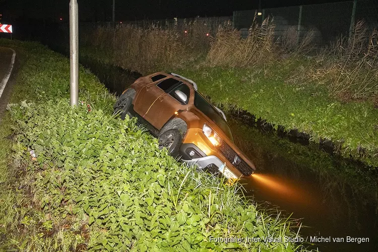 Automobilist mist de bocht en eindigt in sloot in Halfweg