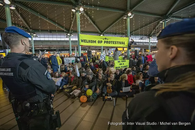 Tientallen actievoerders Schiphol Plaza weggehaald, protest gaat nog altijd verder