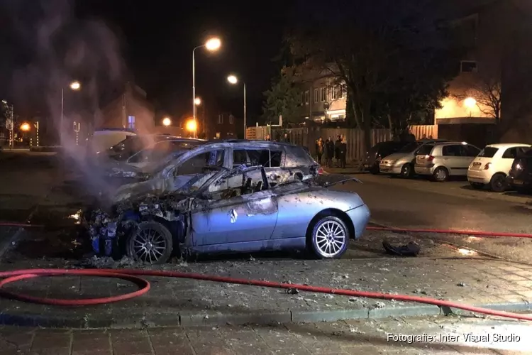 Twee auto&#39;s uitgebrand in Kudelstaart, oorzaak onbekend