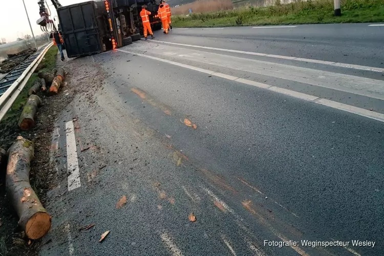 Vrachtwagen met boomstammen gekanteld op N201: weg weer vrij