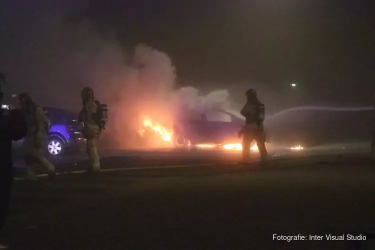 Mogelijk vuurwerk in brandende auto Uithoorn