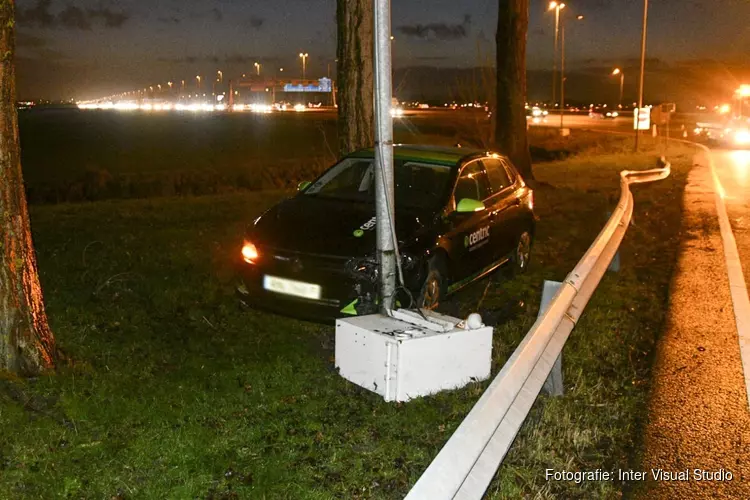 Auto eindigt achter vangrail op de A4