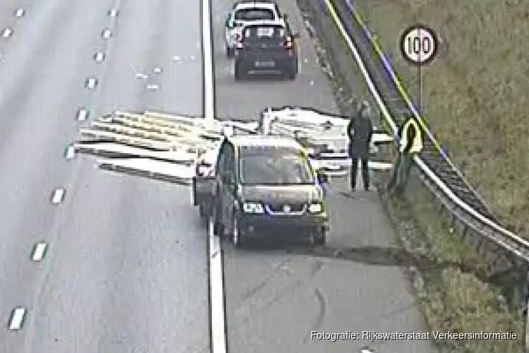 File op de A9 door geschaarde aanhanger