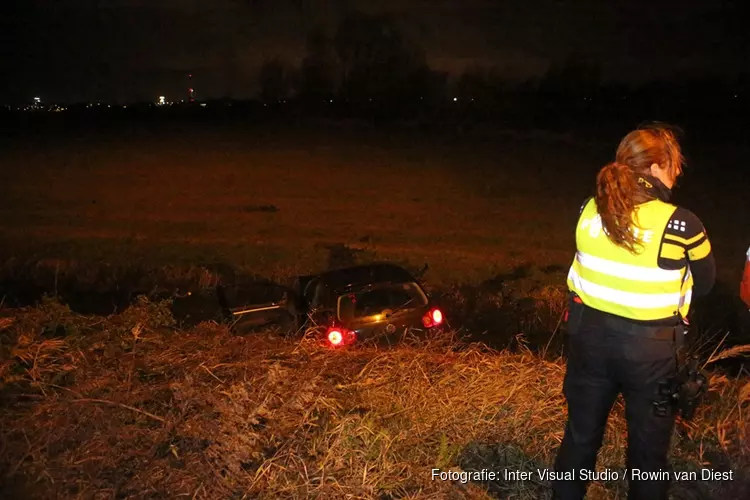 Auto slaat over de kop en belandt in sloot langs N205