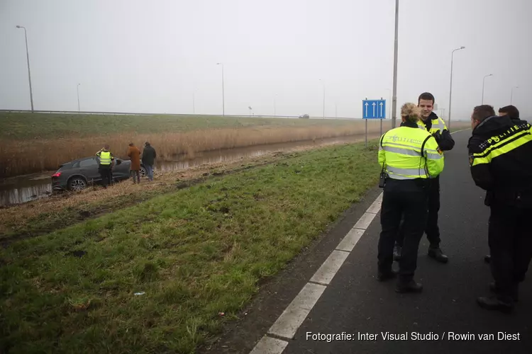 Auto te water in Vijfhuizen