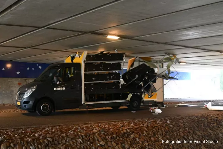 Het is wéér raak: bezorger rijdt opnieuw bestelwagen klem onder viaduct Aalsmeer