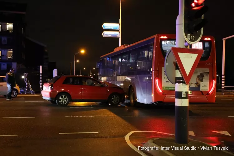 Auto tegen bus gereden in Aalsmeer