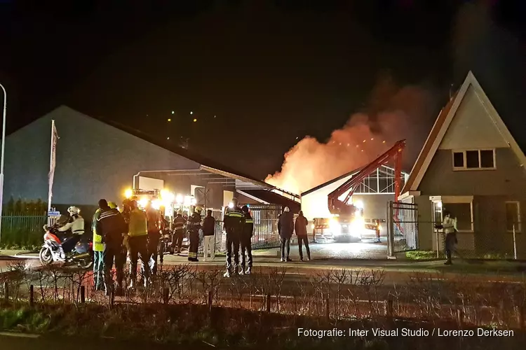 Grote brand legt loods in Boesingheliede in de as