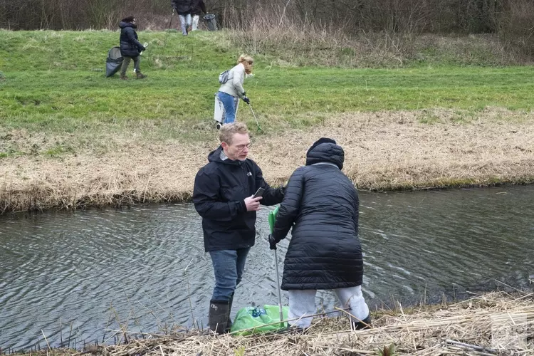 Buurt Cleanup Nieuw-Vennep wandelt met een missie