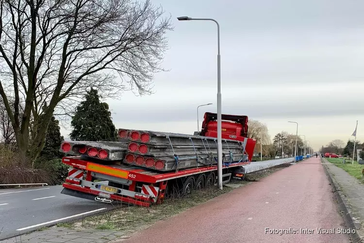 Vrachtwagen belandt in berm in Aalsmeer