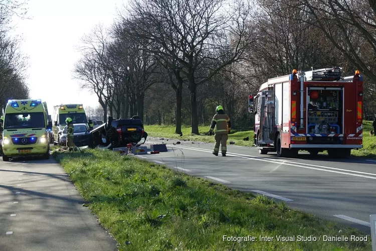 Auto op z&#39;n kop bij ongeval Vijfhuizen: bestuurder overleden