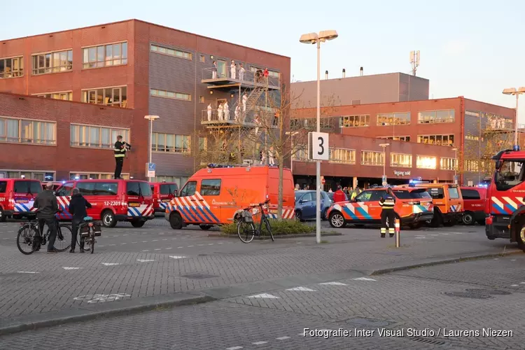 Hulpverleners eren massaal zorgpersoneel bij Spaarne Gasthuis in Hoofddorp