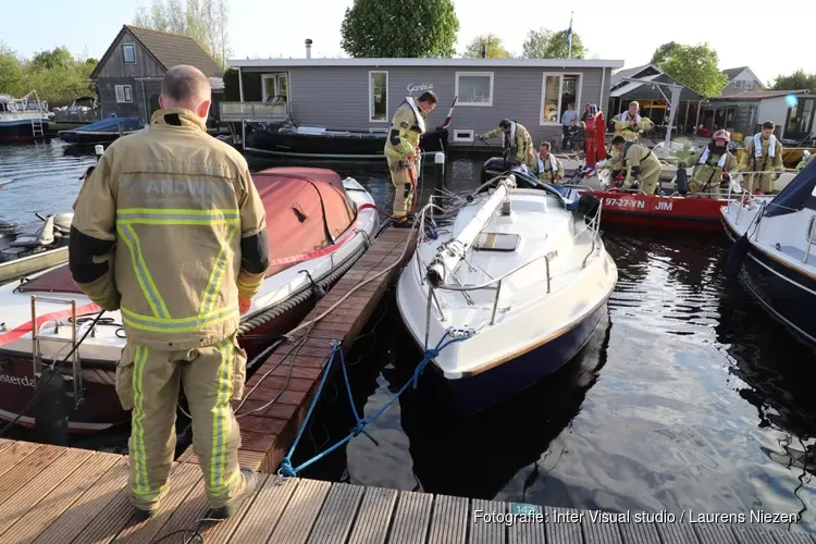 Zinkende boot in haven Aalsmeer