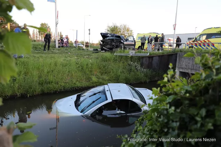 Auto te water na botsing in Aalsmeer