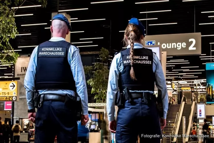 Opnieuw jongeren met messen aangehouden op Schiphol