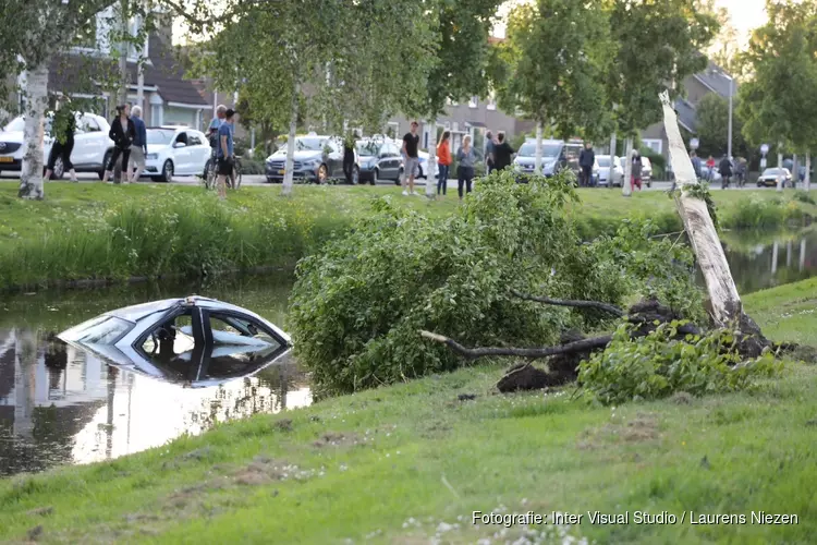 Auto belandt in sloot in Aalsmeer, bestuurder na vluchtpoging gepakt