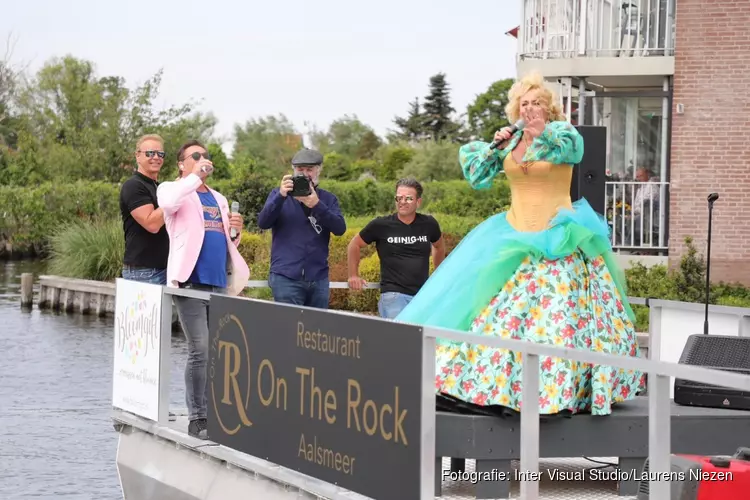 Gerard Joling en Karin Bloemen verrassen ouderen met speciaal optreden vanaf boot