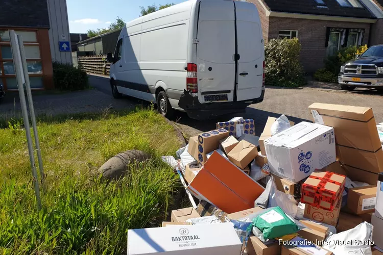 Automobilist gewond na botsing tegen bus van pakketbezorger