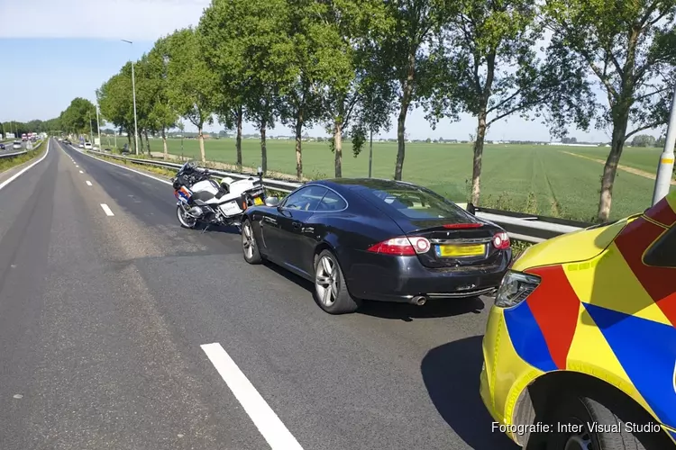 Motorrijder gewond na botsing tegen stilvallende Jaguar A44 bij Abbenes